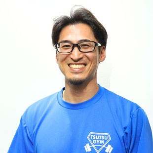 萩原直人。眼鏡をかけて笑っている近影